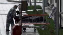 Перевозка тела скончавшегося от коронавируса больного в Москве