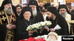 Митрополит Шио (Муджири) и Вселенский патриарх Варфоломей I у гроба с телом Илии II