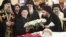 Местоблюститель патриаршего престола, митрополит Сенакский и Чхороцкуйский Шио (слева), Вселенский патриарх Варфоломей I (в центре) у могилы Католикоса-Патриарха Илии II.