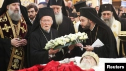 რუსეთის საგარეო დაზვერვის სამსახური რაიმე კონკრეტულ წყაროს არ ასახელებს და წერს, რომ ეს უწყებაში შესული ინფორმაციაა.