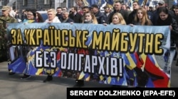 Ukrán jövőt oligarchák nélkül jelszóval tüntetnek az ukrán nacionalisták 2018. április 3-án Kijevben. Akkoriban Petro Porosenko, az édességiparban meggazdagodott mágnás volt az elnök