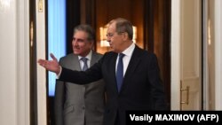 Russian Foreign Minister Sergei Lavrov (right) welcomes Pakistani Foreign Minister Shah Mehmood Qureshi during his visit to Moscow on December 26.