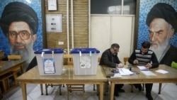 Работники избирательных участков во время парламентских выборов в Тегеране. 21 февраля 2020 год.