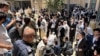 تجمع گروهی از جوانان مذهبی افراطی در مقابل کافه «بسیمتا بیروشلاییم» در اورشلیم در اعتراض به باز بودن آن در روز شنبه