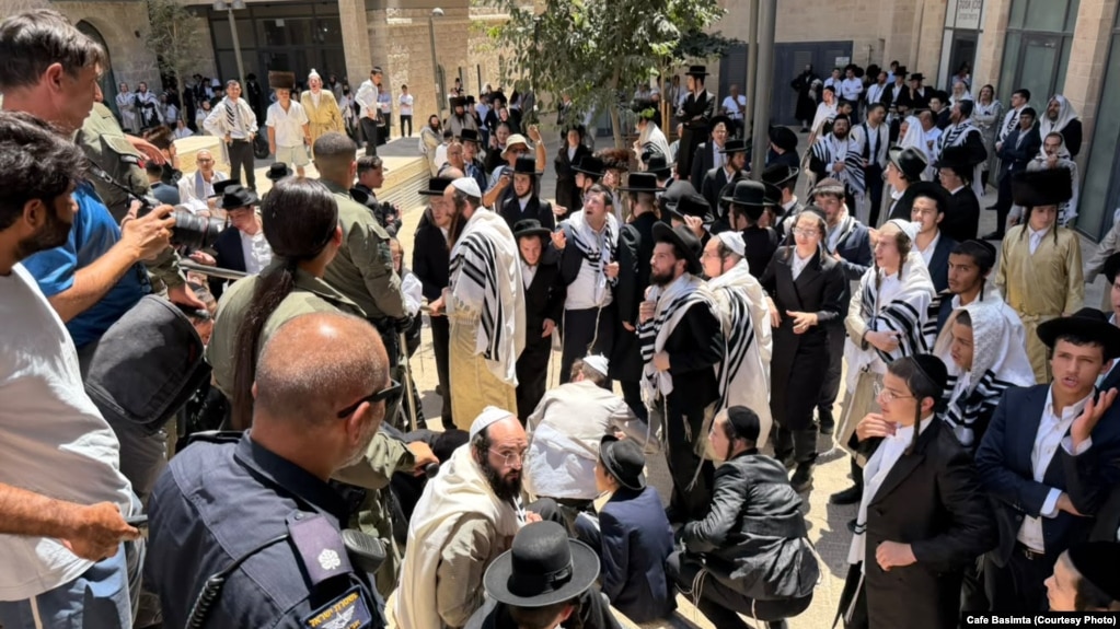 تجمع گروهی از جوانان مذهبی افراطی در مقابل کافه «بسیمتا بیروشلاییم» در اورشلیم در اعتراض به باز بودن آن در روز شنبه