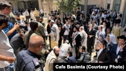 تجمع گروهی از جوانان مذهبی افراطی در مقابل کافه «بسیمتا بیروشلاییم» در اورشلیم در اعتراض به باز بودن آن در روز شنبه