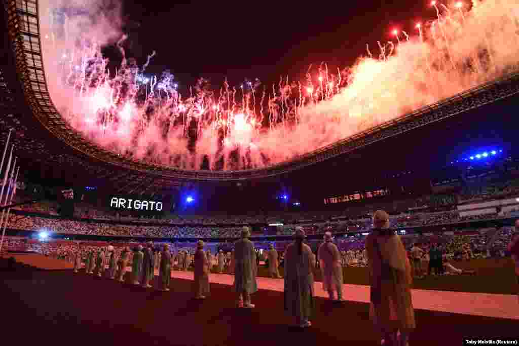 Феєрверк наприкінці церемонії закриття Олімпіади-2020