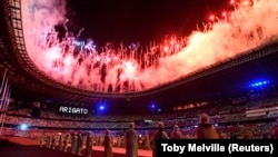 Pamje brenda stadiumit gjatë ceremonisë së përmbylljes së Lojërave Olimpike Tokio 2020. 