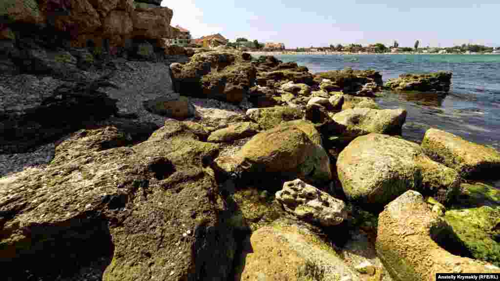 Море столетие за столетием шлифует каменистый берег и фрагменты оборонительных стен Калос Лимен