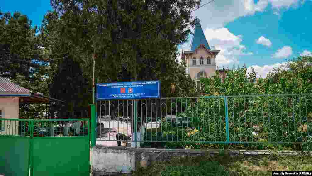 Кримську гімназію-інтернат для обдарованих дітей відкрили в селі на початку 1990-х років. До 2014-го її фінансували приватні інвестори з Туреччини