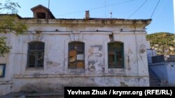 Дом №2-а на набережной Назукина – бывшая водолечебница К.С. Гинали