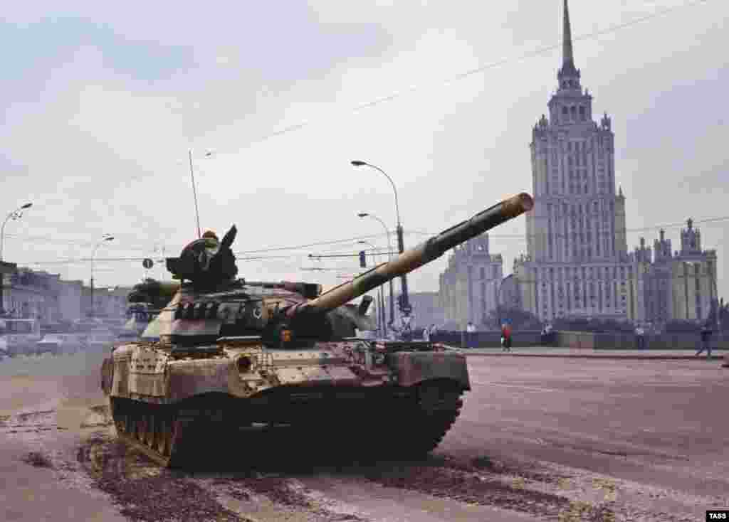 A tank at Borodinsky Bridge in Moscow on August 20, 1991.