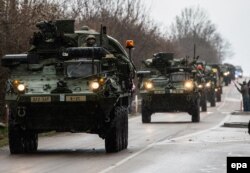Американская военная колонна проезжает через Прагу после учений в Балтии, 30 марта 2015 года