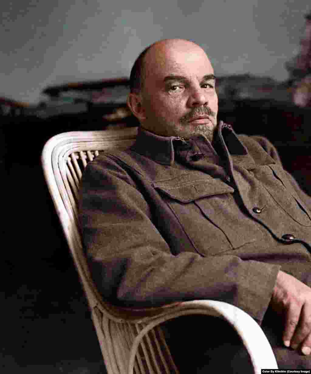 You can almost hear the wicker creak in this image of Lenin. Shirnina read a firsthand description of Lenin's eye color before beginning work on the portrait. 