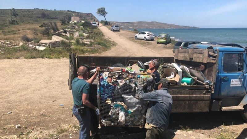 Пляж в Керчи завален мусором (+фото)