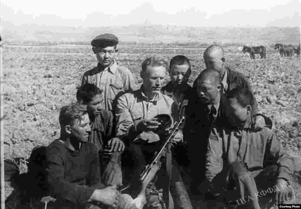 Военные учатся стрелять из оружия. 1943 год, Фрунзе.&nbsp;