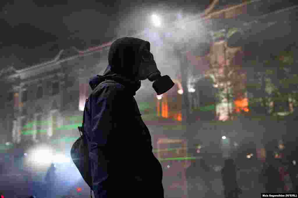 Një protestues pro Bashkimit Evropian mban një maskë gazi në demonstratat antiqeveritare në Tbilisi, Gjeorgji.