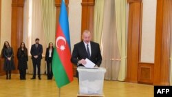Președintele Azerbaidjanului, Ilham Aliyev, votează la o secție de votare din capitala Nagorno-Karabah, Khankendi (Xankändi în azeră) și pe care armenii o numesc Stepanakert.