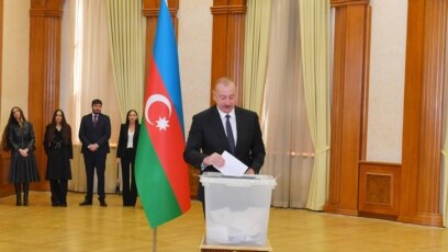 Президентът на Азербайджан Илхам Алиев спечели предсрочните президентски избори в