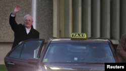 Josip Perkovic waves to reporters after being released from the Remetinec prison in Zagrab on January 3. 