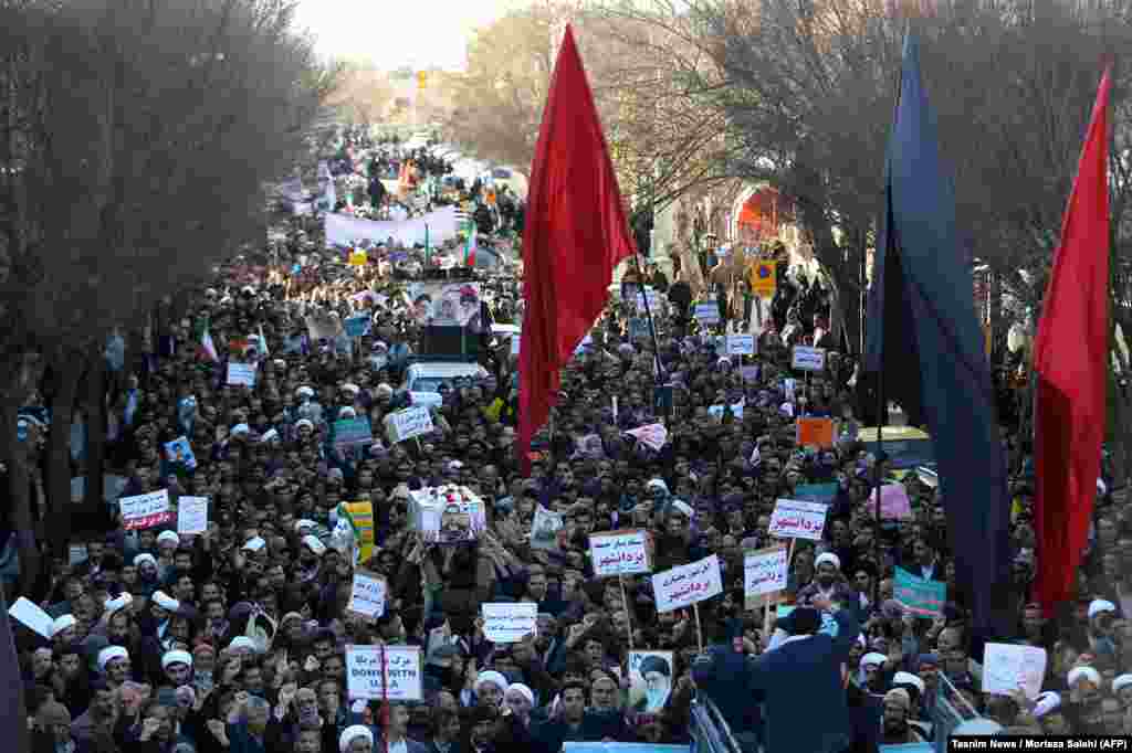 Iranske provladine pristalice marširaju tokom sahrane mladog člana Revolucionarne garde, Sadžada Šahsanija u gradu Nadžafabad, 3. januara 2018.