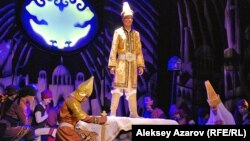 Золотой мальчик Азат, провозглашенный ханом (стоит в центре), в исполнении актера Шохана Кульназарова. Алматы, 16 сентября 2015 года.