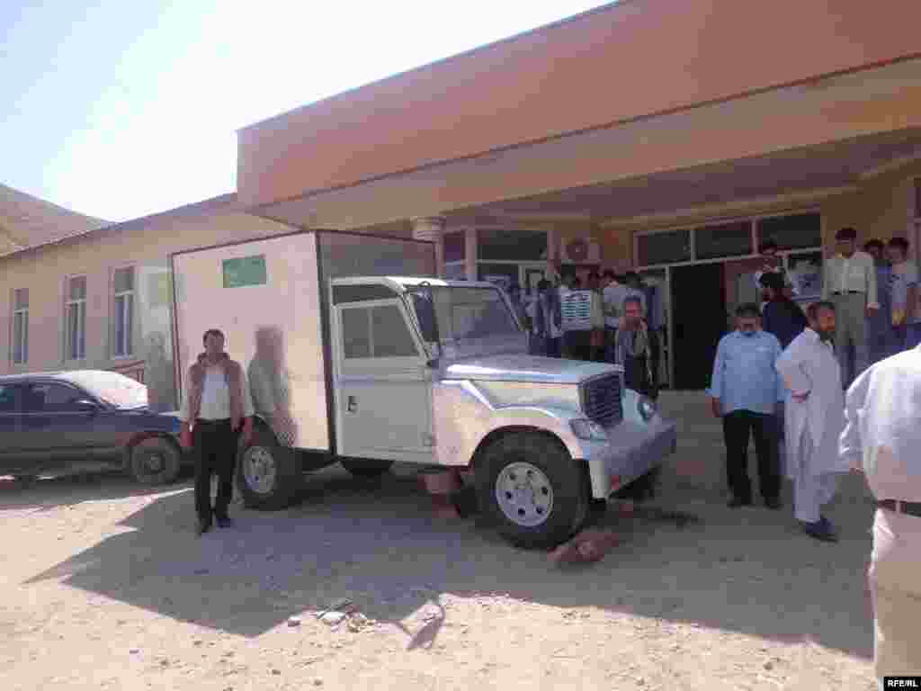 فرید الدین غیاثی یکی از استادان این انستیتیوت با ابتکار خود این موتر را ساخته است 