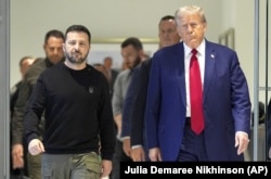 Președintele ucrainean Zelensky cu Trump, în septembrie, la Washington. Relațiile dintre cei doi nu sunt ideale, dar ucrainianul l-a felicitat miercuri printre primii.