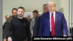 Presidenti ukrainas, Volodymyr Zelensky, (majtas) dhe ish-presidenti i SHBA-së, Donald Trump, gjatë takimit në Nju Jork më 27 shtator.