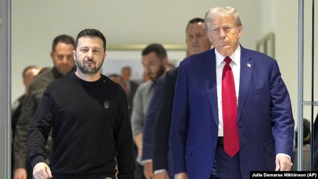 Presidenti ukrainas, Volodymyr Zelensky, (majtas) dhe ish-presidenti i SHBA-së, Donald Trump, gjatë takimit në Nju Jork më 27 shtator.