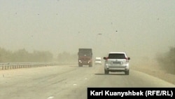 Песчаная буря на участке трассы Западный Китай — Западная Европа в Жамбылской области. 28 августа 2012 года.