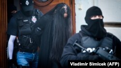 SLOVACIA -- Poliția o escortează pe Alena Zs, suspectă în asasinarea jurnalistului Ján Kuciak, comisă pentru a opri publicarea unei anchete despre relațiile dintre politicieni slovaci și 'Ndrangheta italiană.