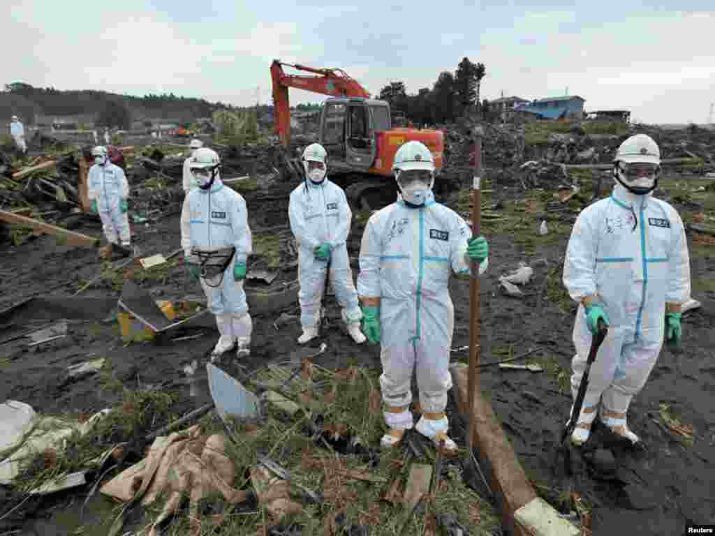 Japan - Minuta ćutnje u znak sjećanja na nastradale u potresu i tscunamiju, 11.04.2011. Foto: Reuters / Kim Kyung-Hoon 