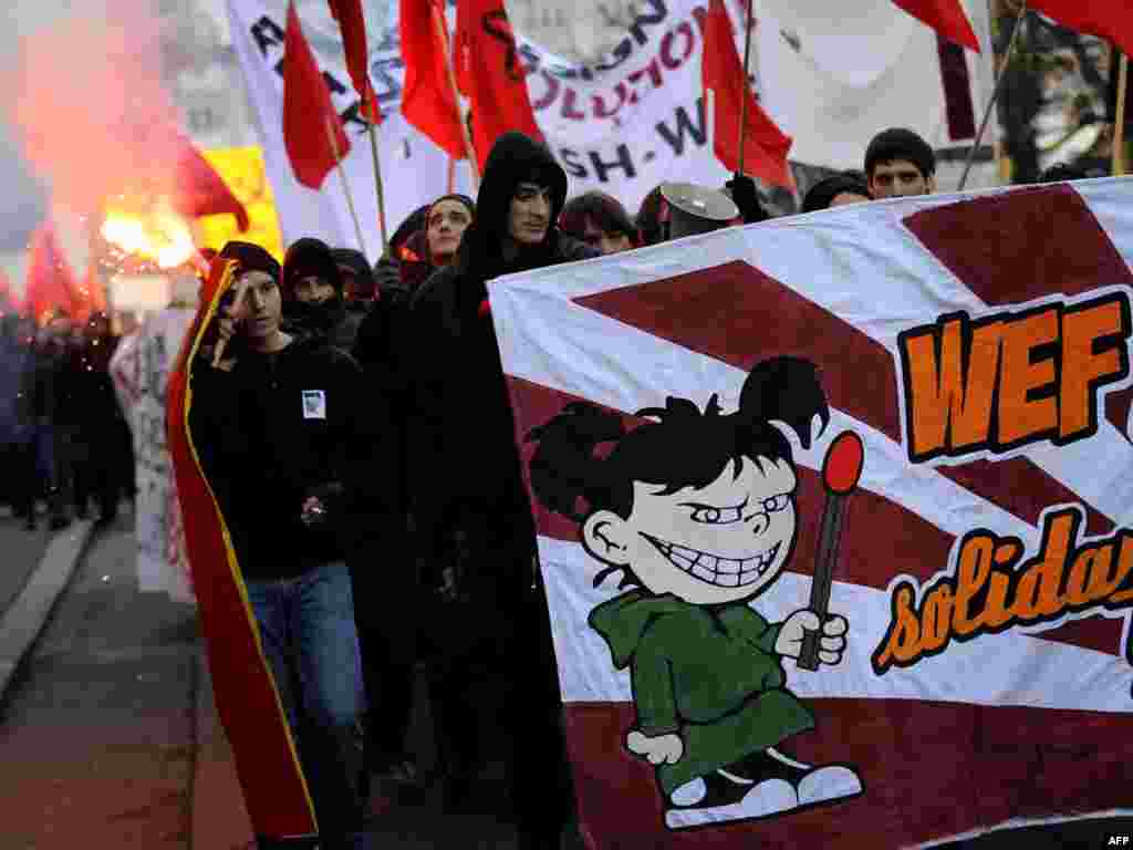 Демонстранти против Светскиот економски форум - Par3010353 Object name SWITZERLAND - WEF - DEMO SWITZERLAND, Lucerne : Demonstrators protest on January 23, 2010 in Lucerne during a rally against the January 27 to 31 annual World Economic Forum (WEF) meeting in Davos. AFP PHOTO / FABRICE COFFRINI