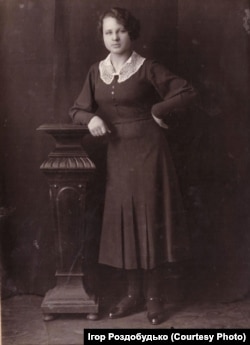 Так виглядала моя бабуся, Марія Роздобудько, в молоді роки. Кінець 1930-х