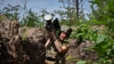 Украинский военнослужащий несет американскую зенитную ракетную установку «Стингер» 