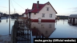 Патапленьне прыватнага сэктару ў Лельчыцах вясной 2016 году. Ілюстрацыйнае фота