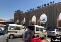 Перед входом на рынок «Абу Сахий» в Ташкенте.
