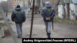 Сотрудники ЧОП у бани