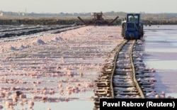 Акрамя Крыму, ружовую соль таксама здабываюць у пакістанскіх Гімалаях, але там яна каменная