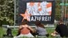 Fotografija sa koncerta i baner na kojem piše "Naci fri (zona)", u antinacističkom kampu u blizini održavanja nacističkog festivala u Nemačkoj 2019. godine