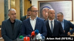 Predsjednik Srpske liste, Zlatan Elek (na lijevoj strani fotografije), i članovi ove stranke, Igor i Slavko Simić, tokom obraćanja medijima u holu Skupštine Kosova 2025. godine.