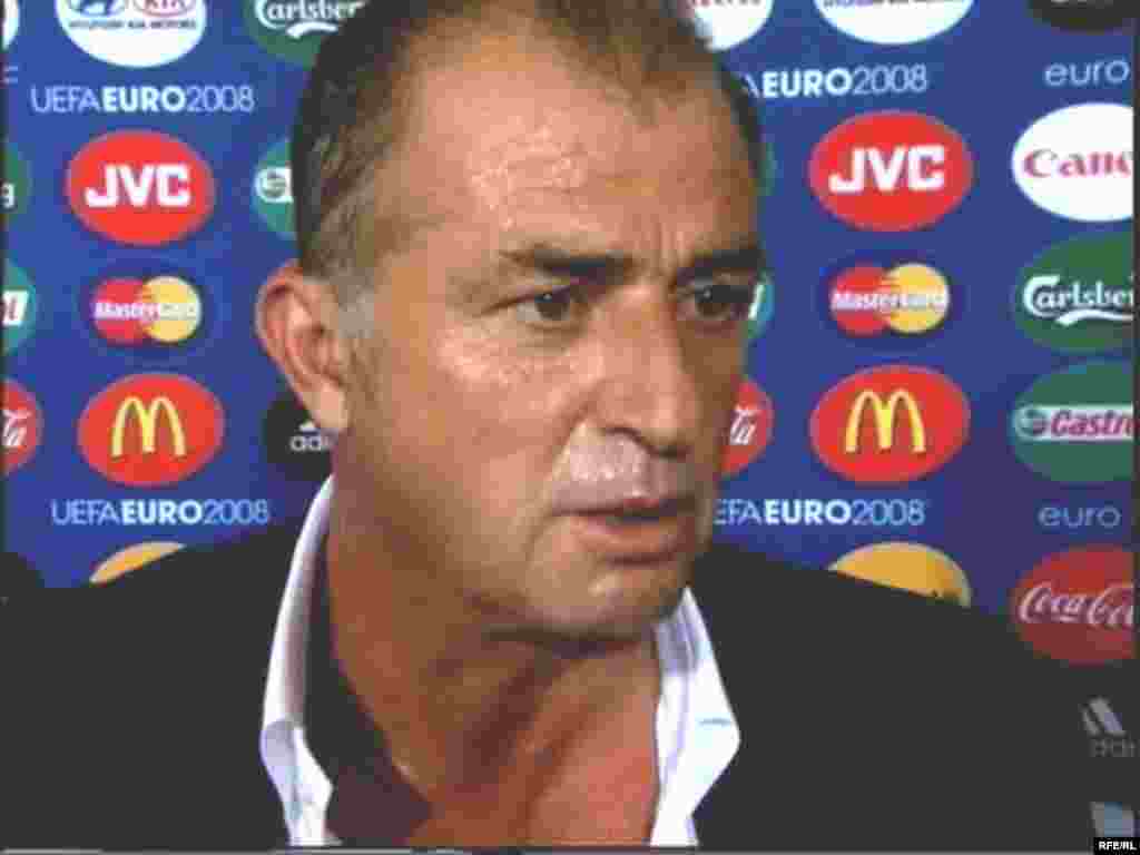 Avropa Çempionatının növbəti oyununda Türkiyə İsveçrəni 2-1 hesabıyla məğlub etdi - Beləliklə, Avropa Çempionatındakı ikinci oyununu qələbə ilə başa vuran Türkiyə millisi ilk 3 xalını qazanıb. Türkiyə yığmasının növbəti mərhələyə çıxmaq şansı var. Bu qrupdan növbəti mərhələyə çıxacaq komandalar növbəti turda müəyyənləşəcək. A qrupunun lideri Portuqaliya millisidir. Onun 6 xalı var. Çexiya və Türkiyə yığmaları 3, İsveçrə millisi isə 1 xal qazana bilib. Türklər növbəti oyunu Çexiya yığmasına qarşı keçirəcək.