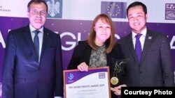 Азаттық тілшісі Светлана Глушкованы PRI Human Rights Award жүлдесімен марапаттау сәті. Астана, 7 желтоқсан 2017 жыл. 