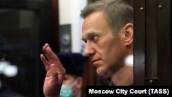 Минулого тижня Навальний, який перебуває в колонії, поскаржився на болі в спині й нозі, відсутність медичної допомоги і на «катування безсонням»