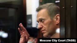 Alekszej Navalnij bírósági tárgyalásán, 2021. február 2-án. Az ellenzéki politikust 3,5 év börtönre ítélték egy korábbi, vitatott jogszerűségű büntetőügy kapcsán, a szabadlábra helyezés feltételeinek megsértése miatt