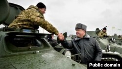 Президент Украины Петр Порошенко во время передачи военной техники