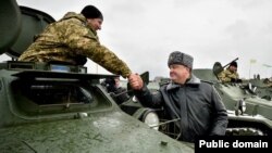 Президент України Петро Порошенко під час передачі українським військовим нової техніки, Житомирський полігон. 5 січня 2015 року