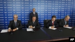 Керівники нафтогазової компанії Wintershall Dea підписують угоду з російським «Газпромом», 2011 рік