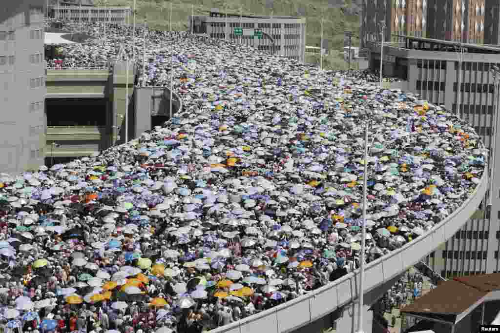 Muslim pilgrims walk on a bridge as they head to cast stones at pillars symbolizing Satan during the final day of the annual hajj pilgrimage in Mina on the third day of Eid al-Adha, near the holy city of Mecca. (Reuters/Muhammad Hamed)